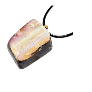 Boulder Opal Anhänger im Muttergestein mit lebendigem Farbspiel in Gelb, Rot, Blau und Violett, an schwarzer Baumwollkordel hängend, auf hellem Hintergrund fotografiert.