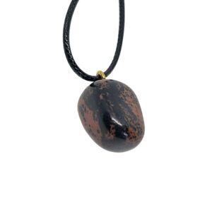 Mahagoni Obsidian Anhänger in warmen braun-rötlichen Farbtönen mit natürlicher Musterung, an schwarzer Baumwollkordel hängend, auf hellem Hintergrund fotografiert.