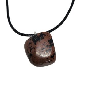 Mahagoni Obsidian Anhänger in warmen braun-rötlichen Farbtönen mit natürlicher Musterung, an schwarzer Baumwollkordel hängend, auf hellem Hintergrund fotografiert.