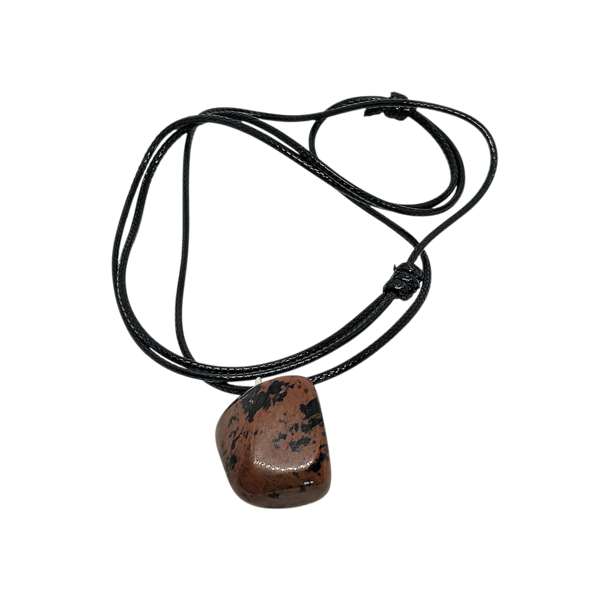 Mahagoni Obsidian Anhänger in warmen braun-rötlichen Farbtönen mit natürlicher Musterung, an schwarzer Baumwollkordel hängend, auf hellem Hintergrund fotografiert.