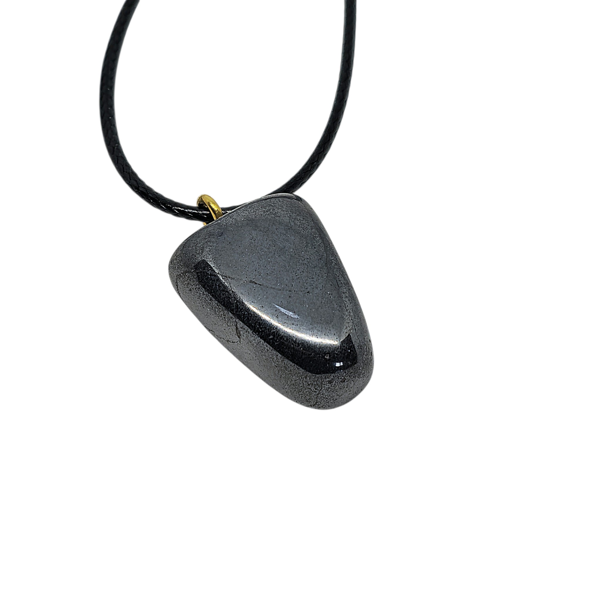Hämatit Anhänger mit charakteristischem metallischem Glanz, an schwarzer Baumwollkordel hängend, in Geschenkbox präsentiert.