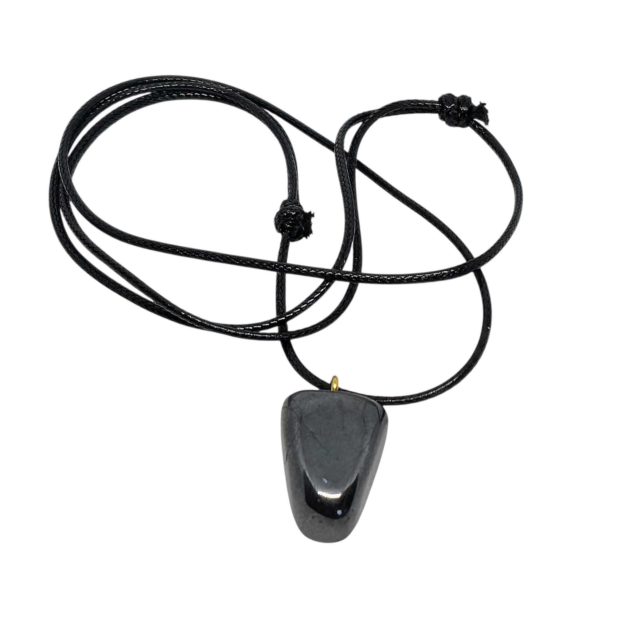 Hämatit Anhänger mit charakteristischem metallischem Glanz, an schwarzer Baumwollkordel hängend, in Geschenkbox präsentiert.