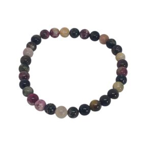 Turmalin Armband aus polierten 6-mm-Kugeln in Rot, Schwarz und Grün, elastisch gebunden, auf hellem Hintergrund fotografiert.